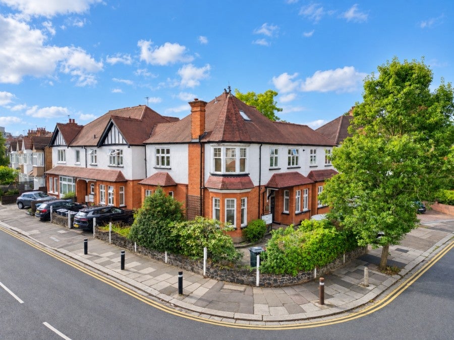 Flat Radnor Road in Greater London