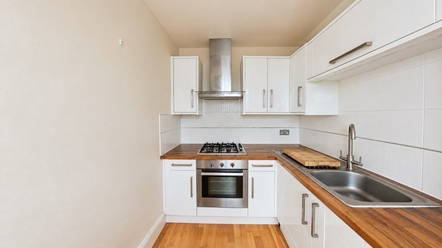 Flat Radnor Road in Greater London
