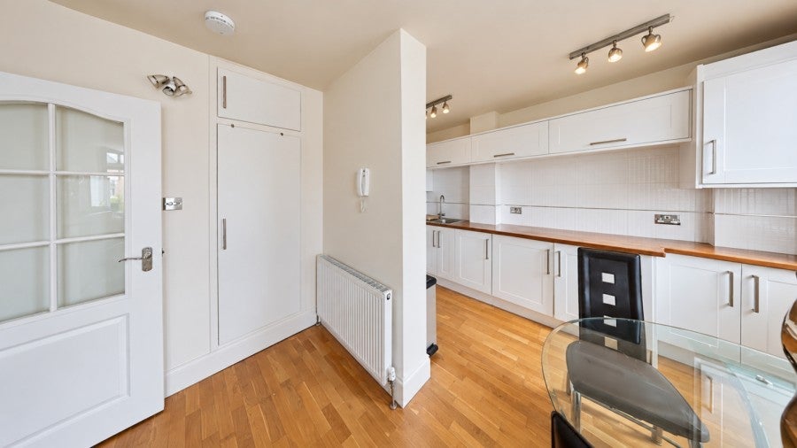 Flat Radnor Road in Greater London