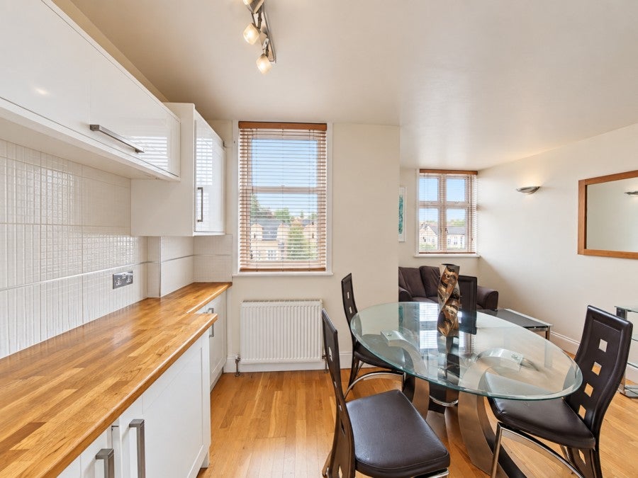 Flat Radnor Road in Greater London