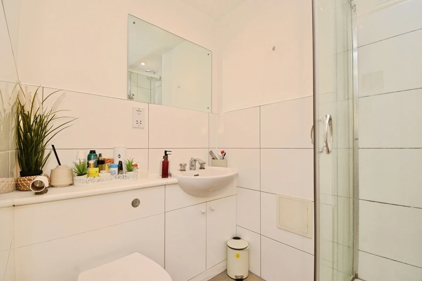 Flat Arnhem Place in Greater London