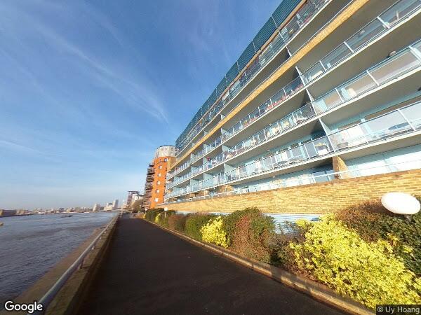Flat Arnhem Place in Greater London