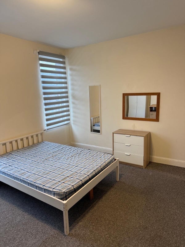 Room Davenport Avenue in Manchester