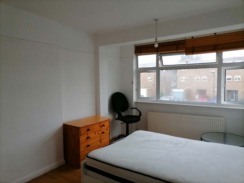 Room Spencer Road in Greater London