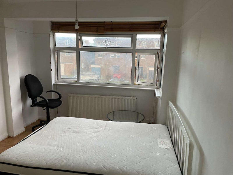 Room Spencer Road in Greater London