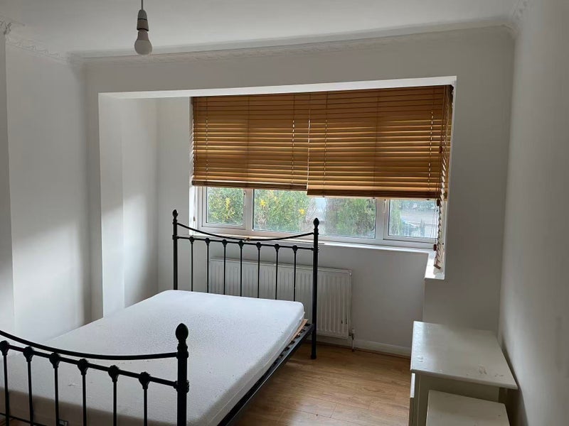 Room Spencer Road in Greater London