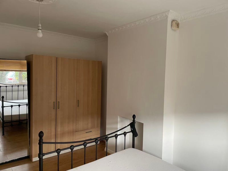 Room Spencer Road in Greater London