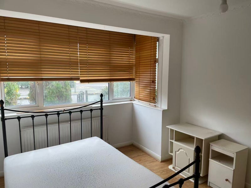 Room Spencer Road in Greater London