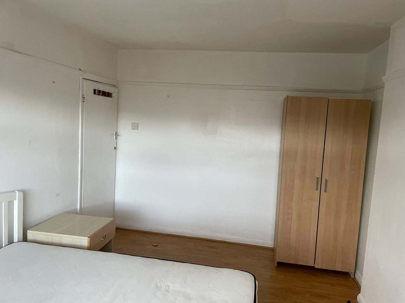 Room Spencer Road in Greater London