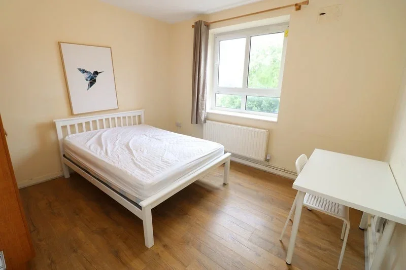 Room Boundary Road in Greater London