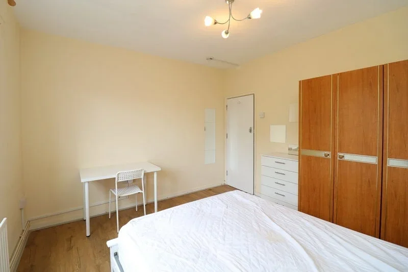 Room Boundary Road in Greater London