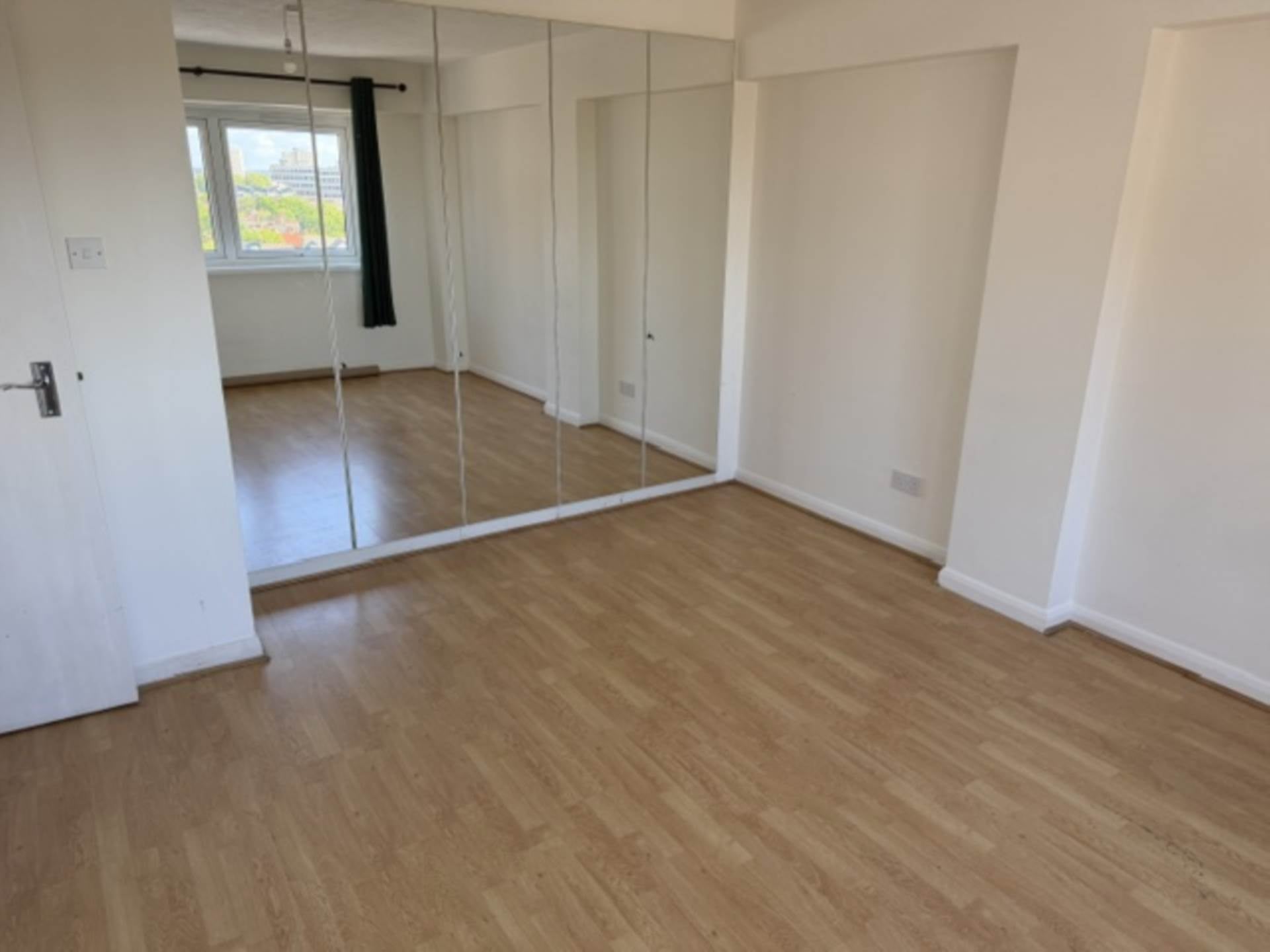 Flat Westcliff Parade in Southend-on-Sea