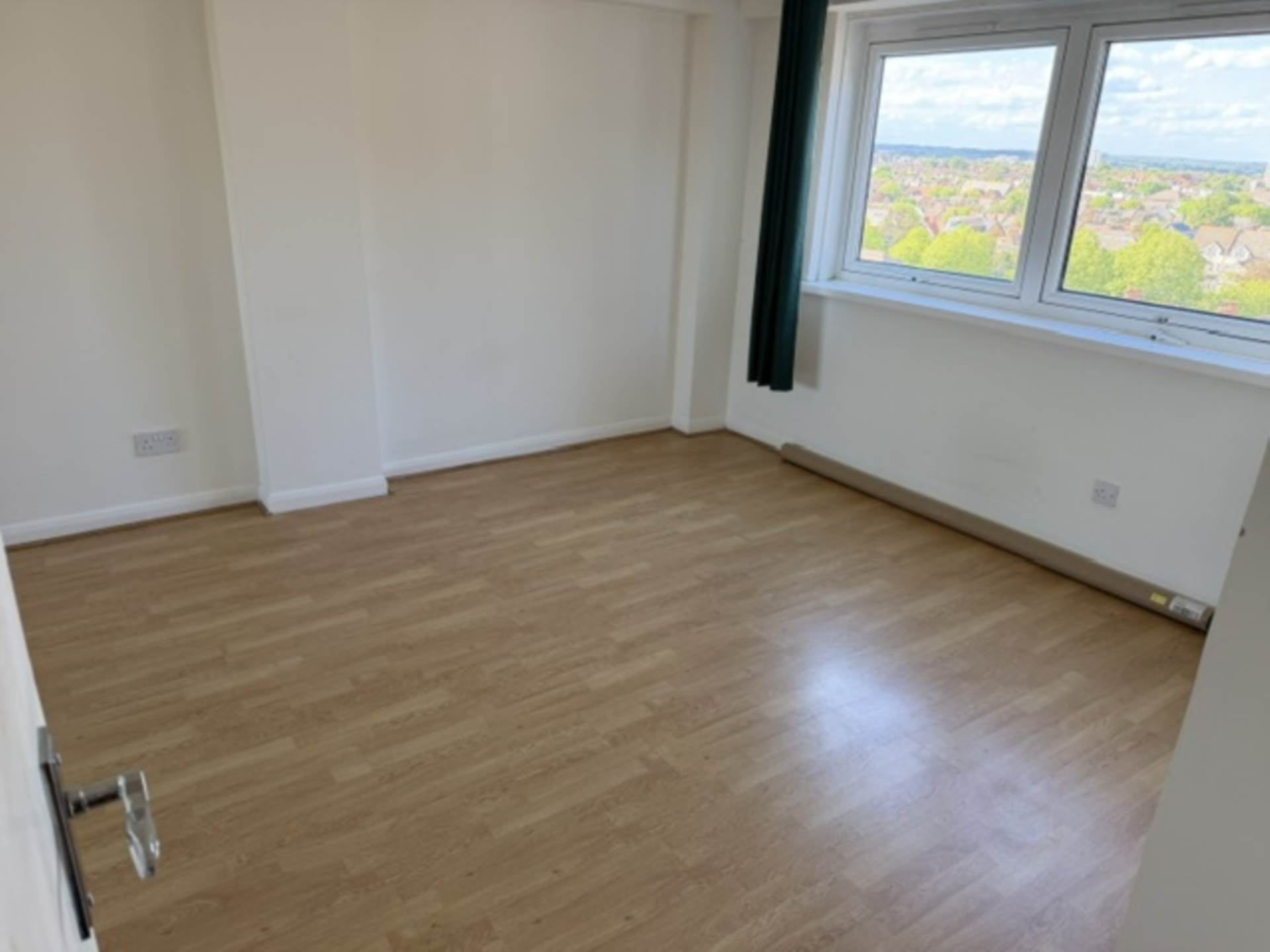 Flat Westcliff Parade in Southend-on-Sea