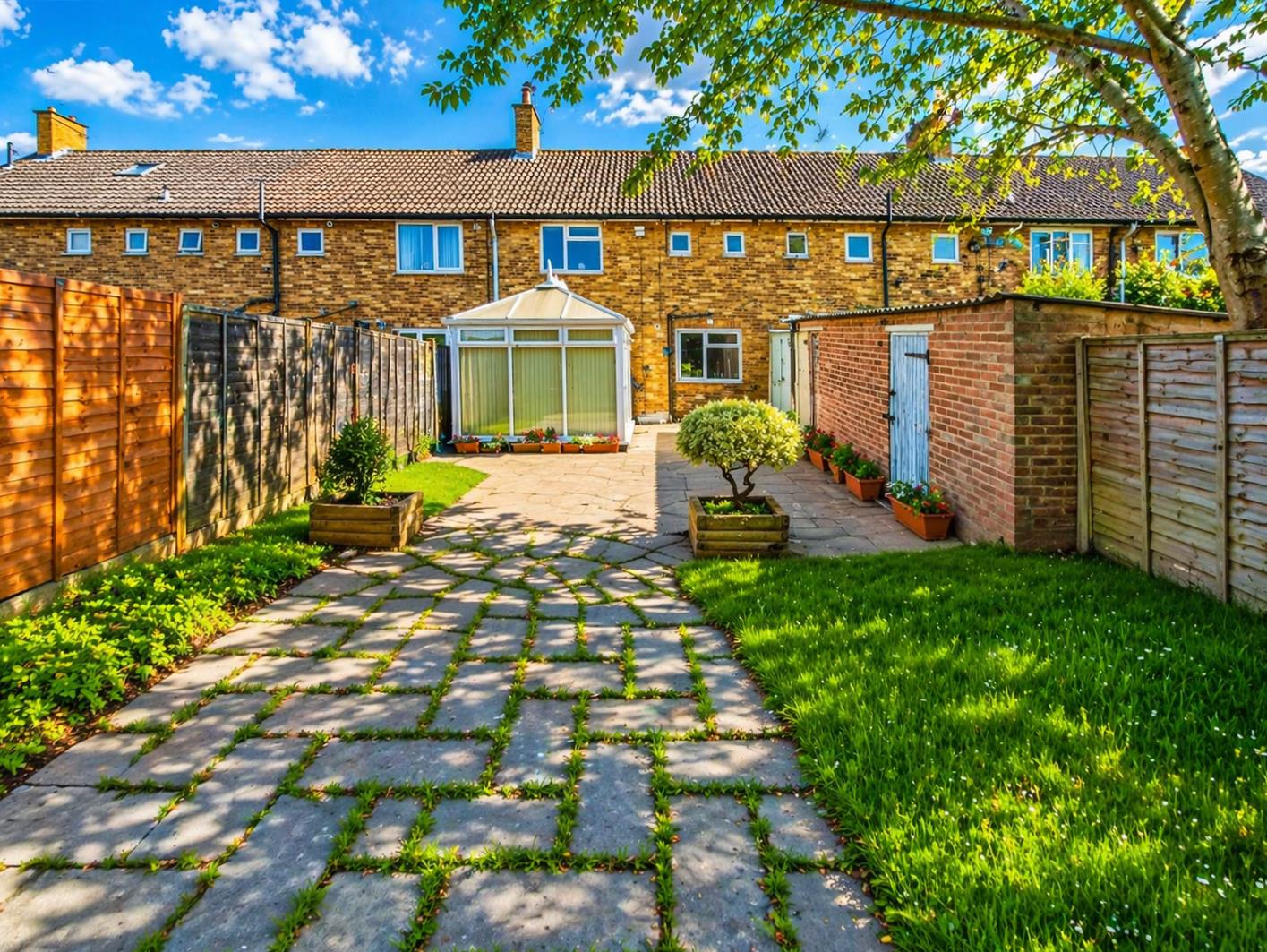 Flat Flatfield Road in Dacorum