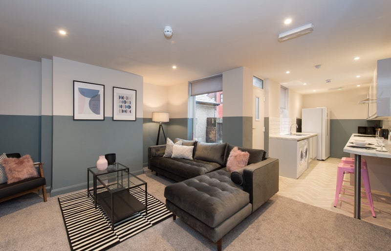 Room Dewsbury Road in Leeds