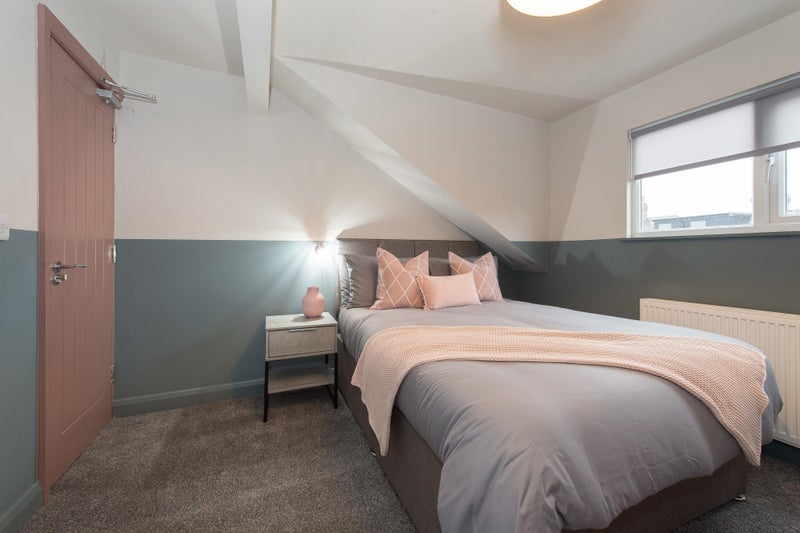 Room Dewsbury Road in Leeds