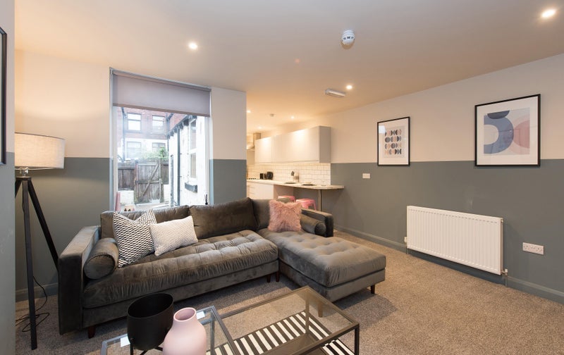Room Dewsbury Road in Leeds