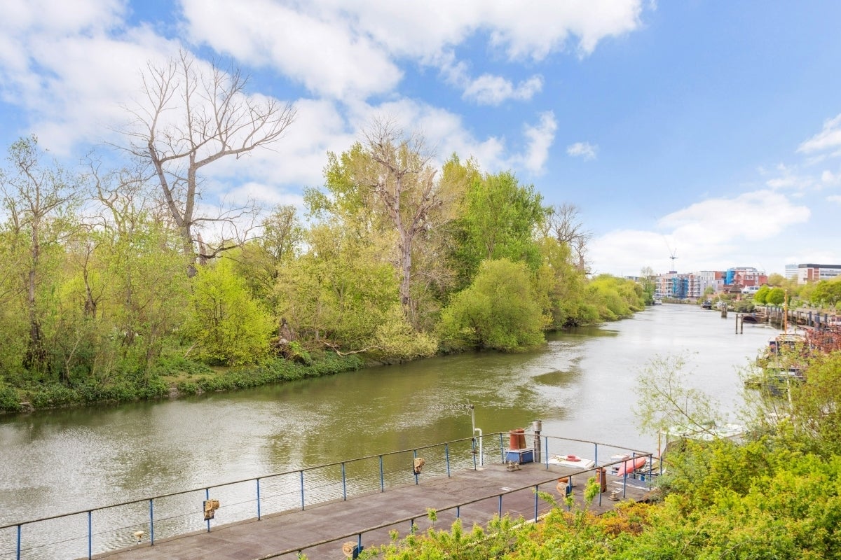 Flat Kew Bridge Road in Greater London