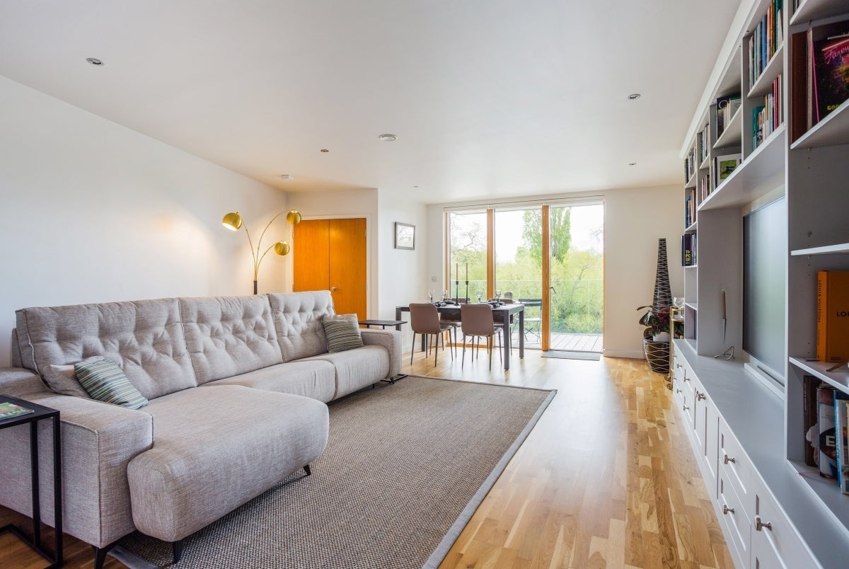 Flat Kew Bridge Road in Greater London