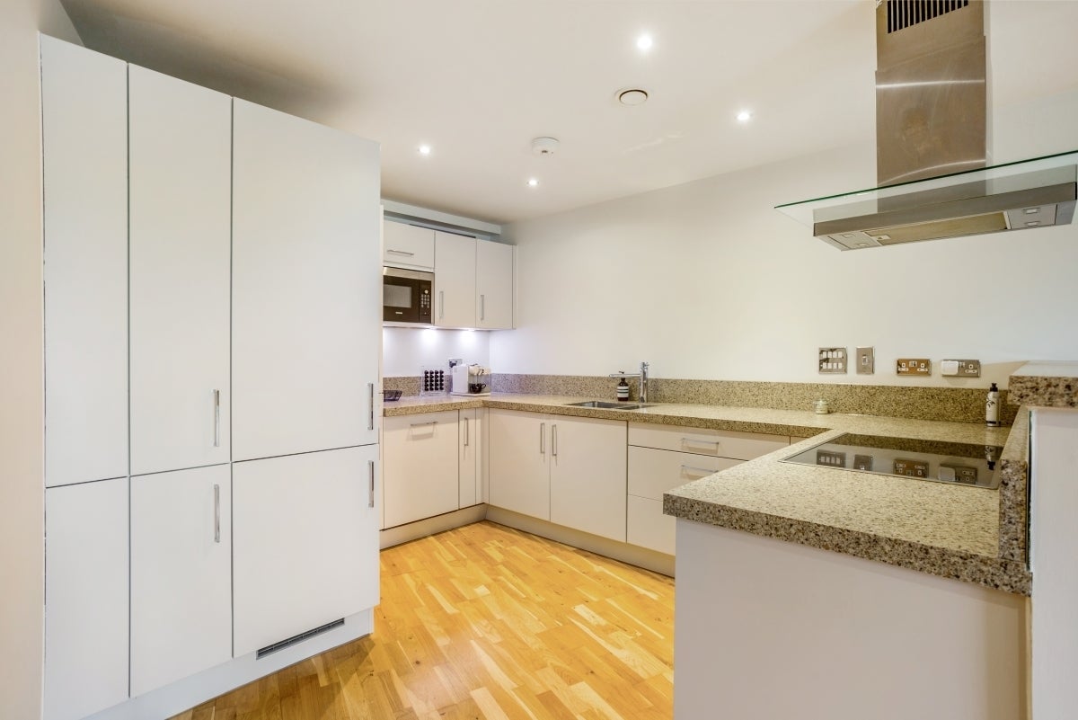Flat Kew Bridge Road in Greater London