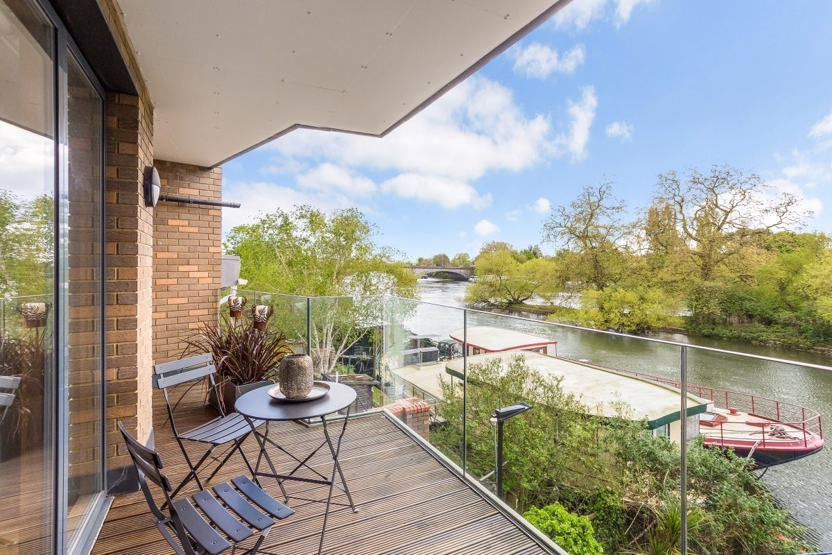 Flat Kew Bridge Road in Greater London
