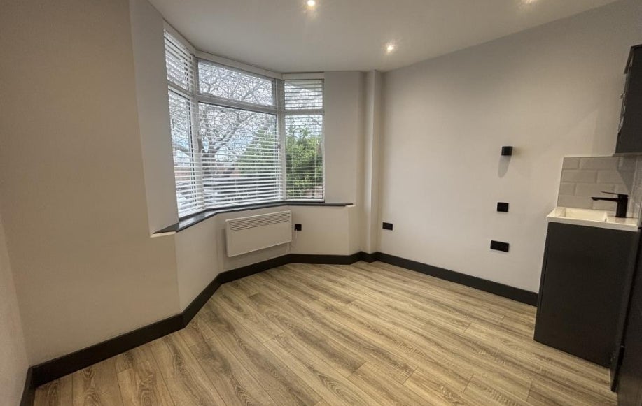 Room Whitley Wood Road in Reading