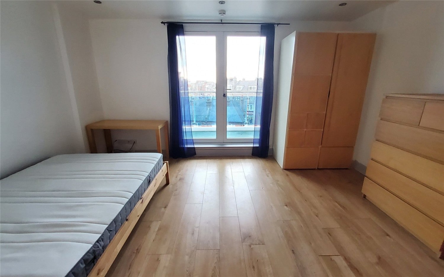 Flat Lyon Road in Greater London