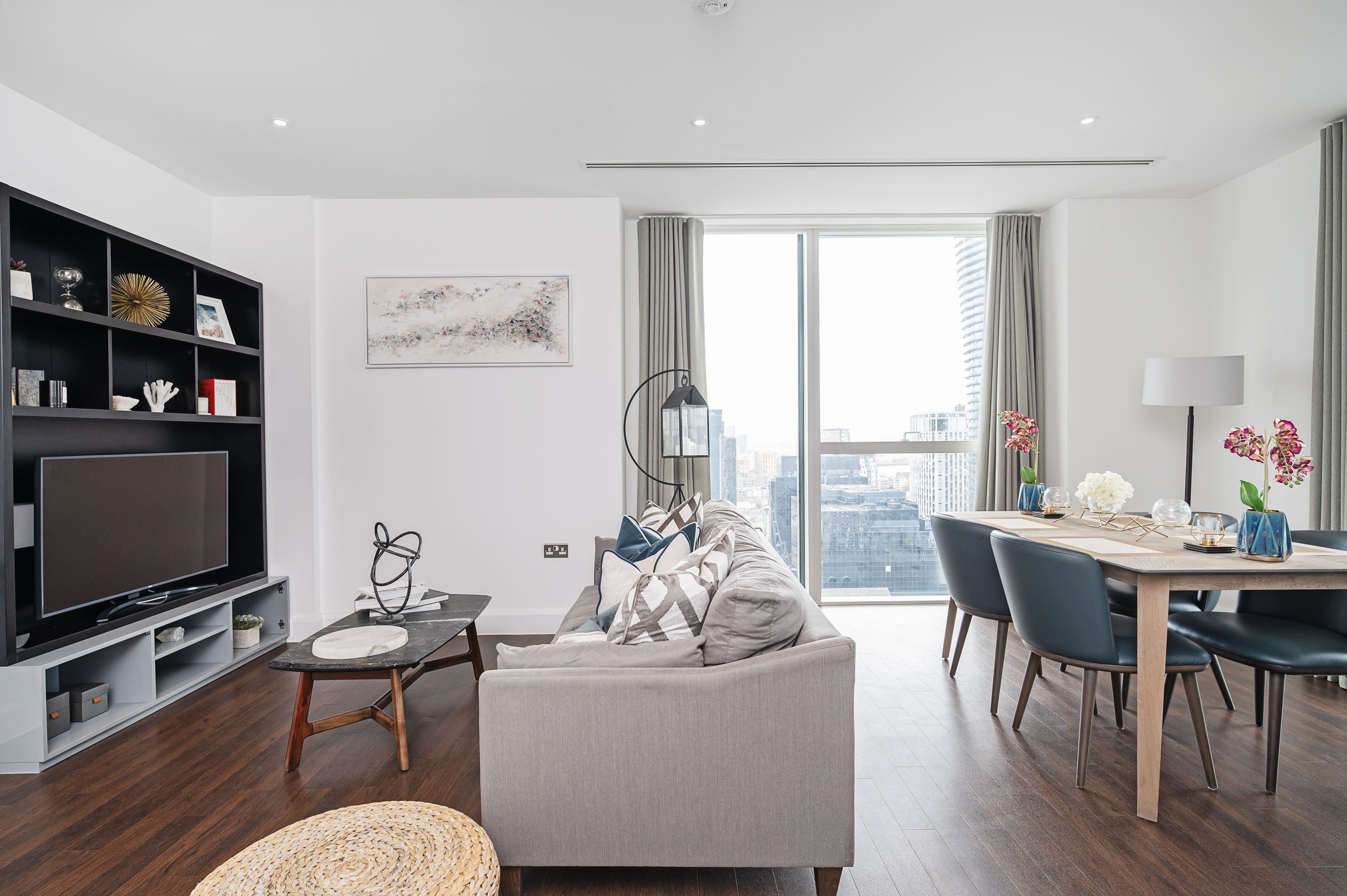 Flat Harbour Way in Greater London