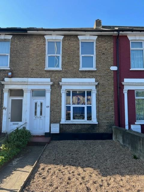 Flat Bowes Road in Greater London