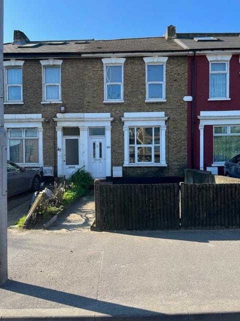 Flat Bowes Road in Greater London