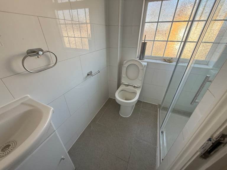 Room Bowrons Avenue in Greater London