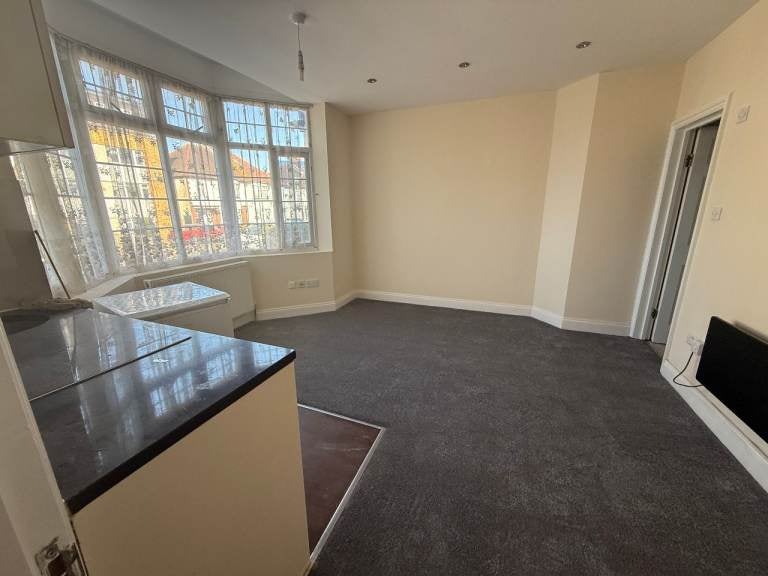 Room Bowrons Avenue in Greater London