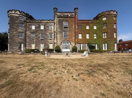 Flat Carnarvon Court in South Derbyshire