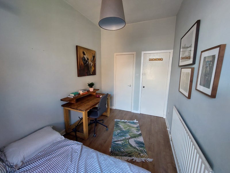 Room Clarendon Place in Glasgow