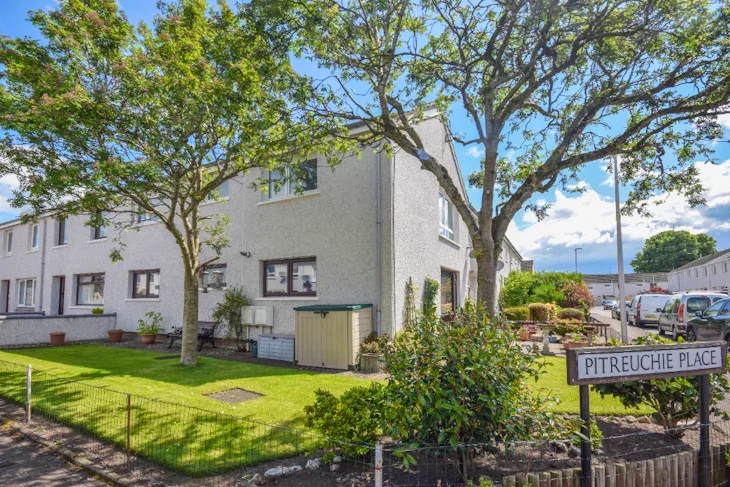 Flat Pitreuchie Place in Forfar