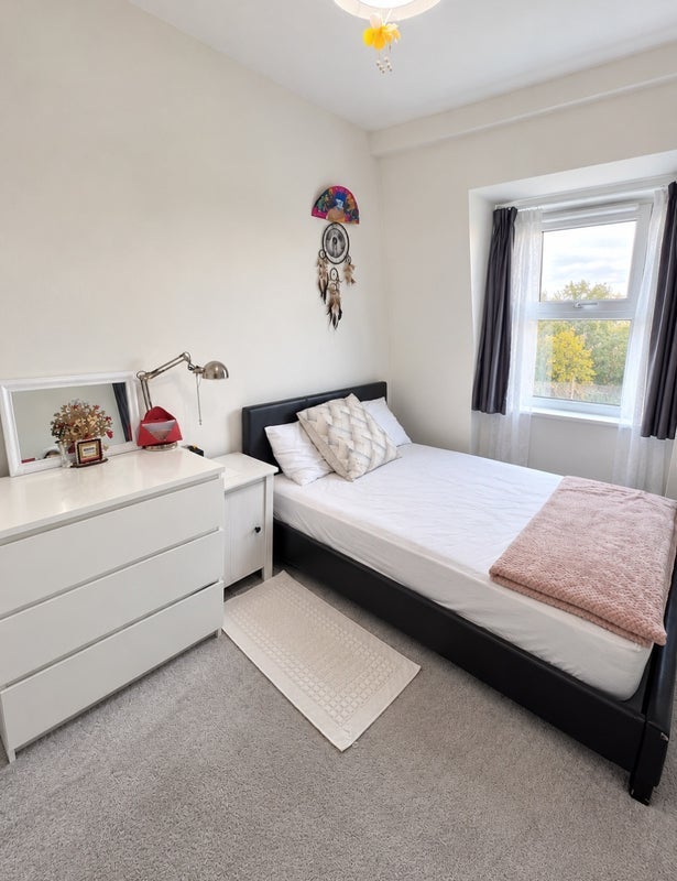 Room Mountearl Gardens in Greater London