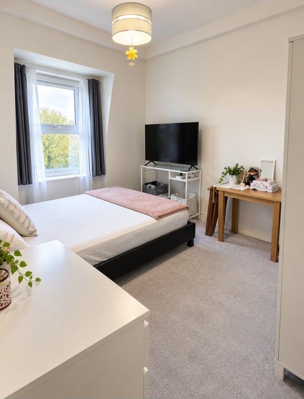 Room Mountearl Gardens in Greater London
