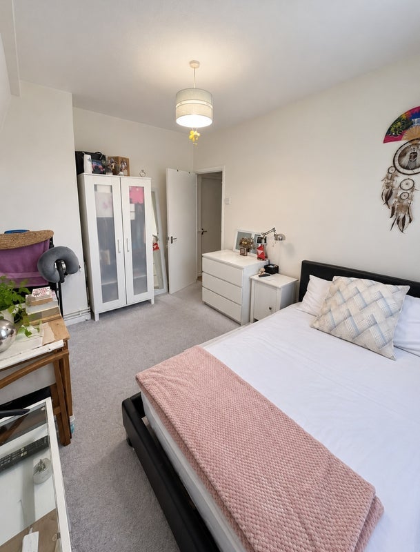 Room Mountearl Gardens in Greater London