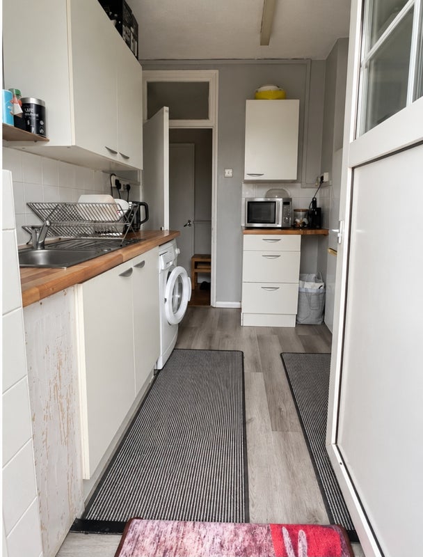 Room Mountearl Gardens in Greater London