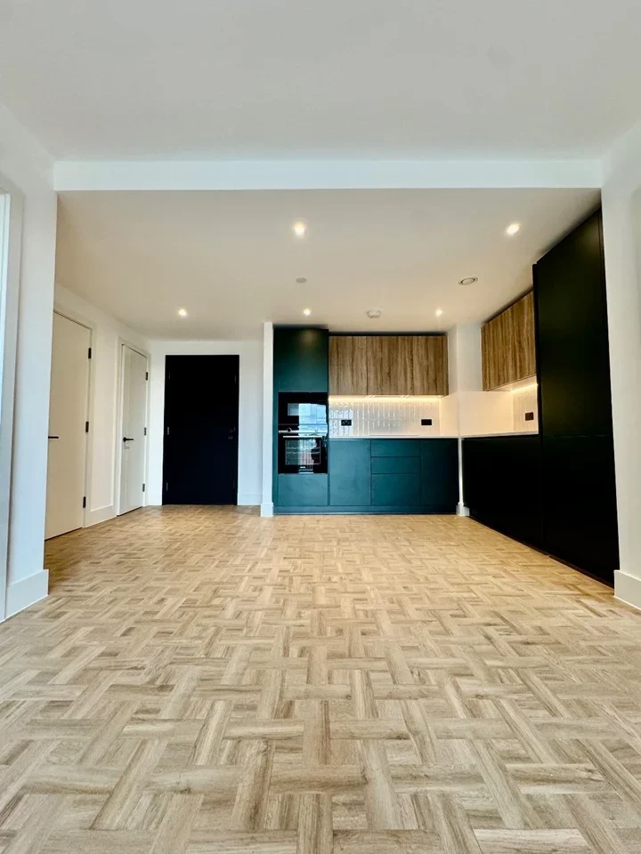 Flat Monarch Square in Greater London