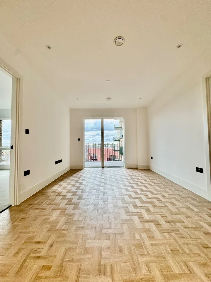 Flat Monarch Square in Greater London