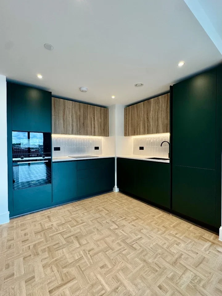 Flat Monarch Square in Greater London