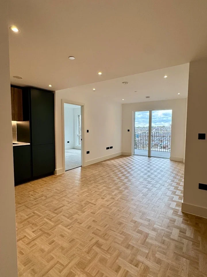 Flat Monarch Square in Greater London