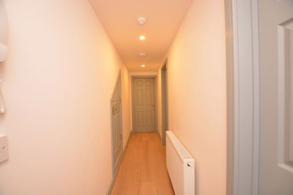 Flat High Street in Ascot
