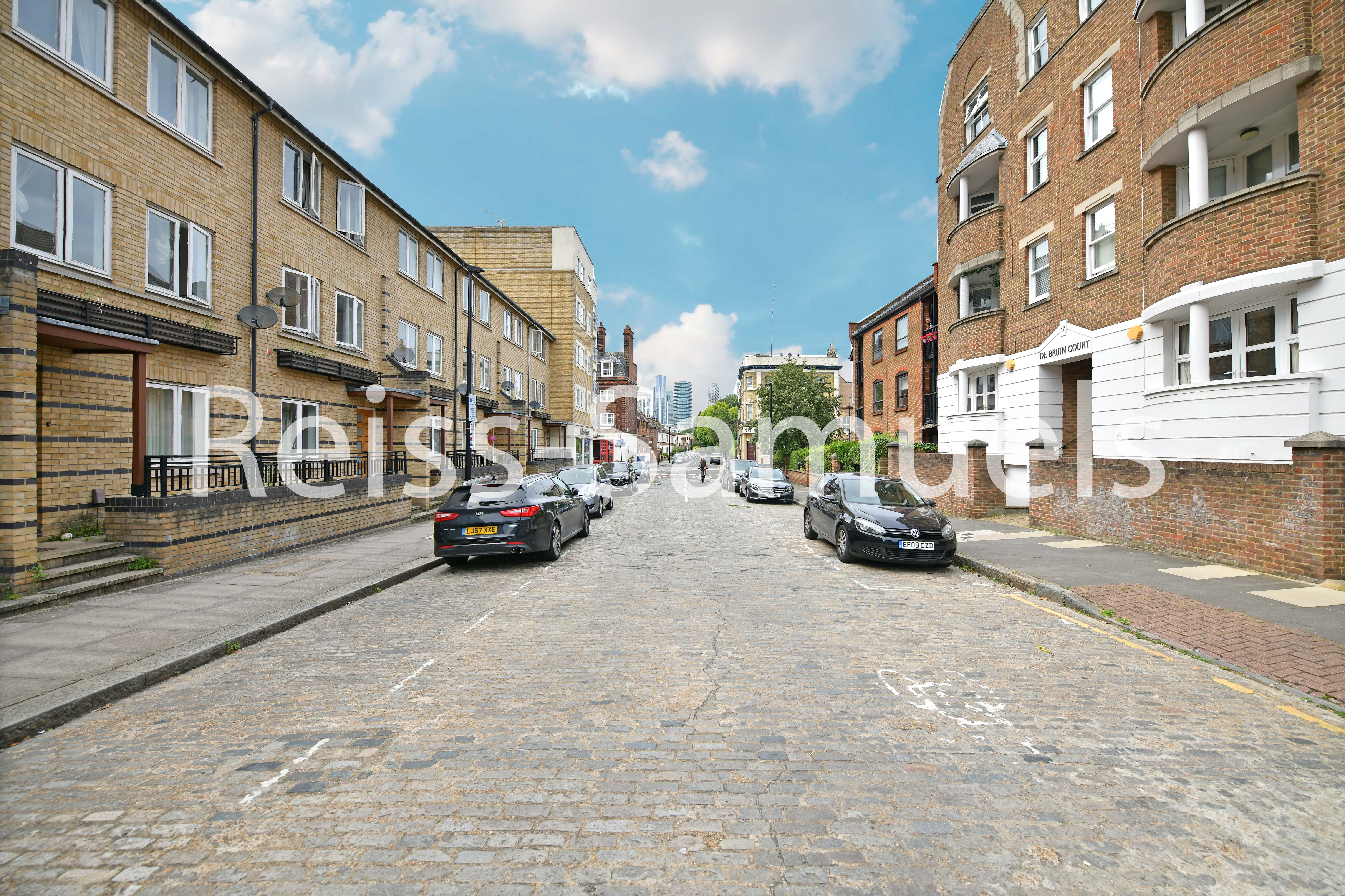Flat Ferry Street in Greater London