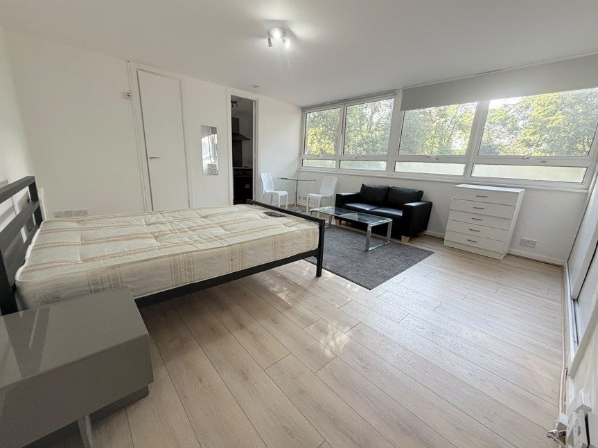 Flat Hornsey Lane in Greater London