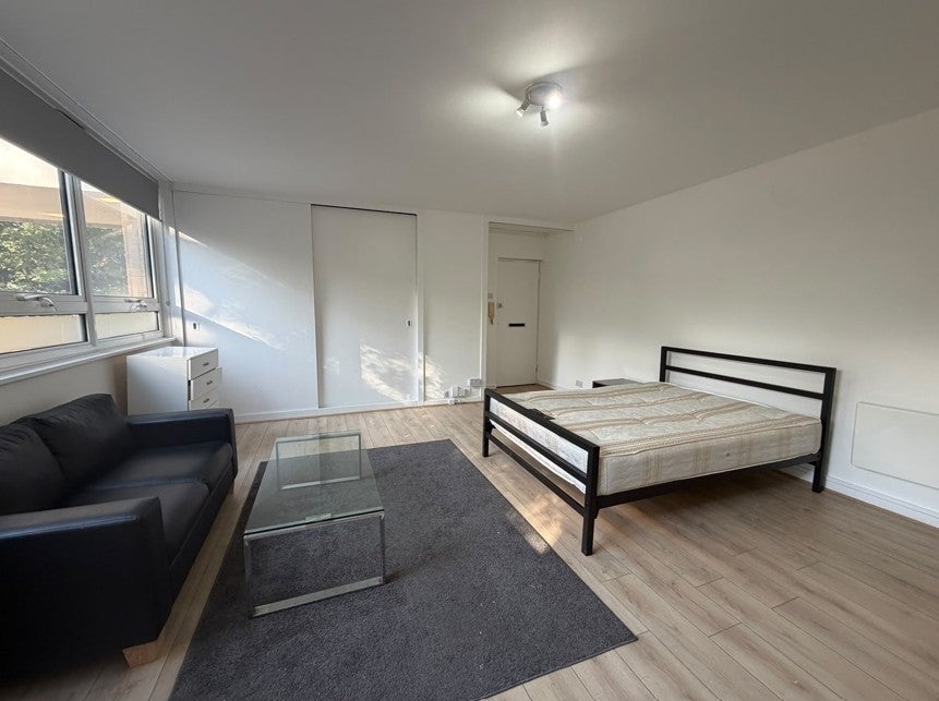 Flat Hornsey Lane in Greater London