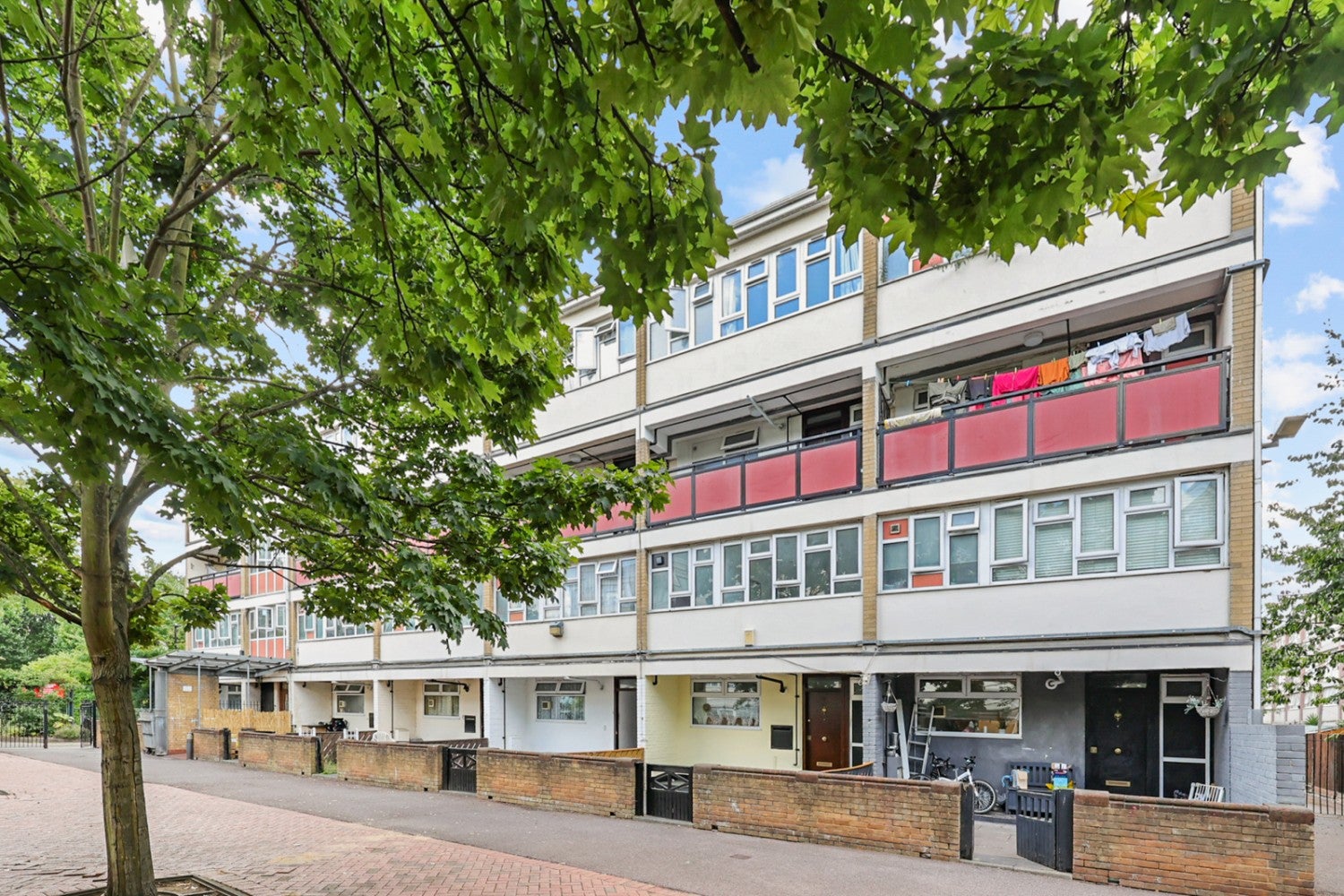 Flat Brabazon Street in Greater London