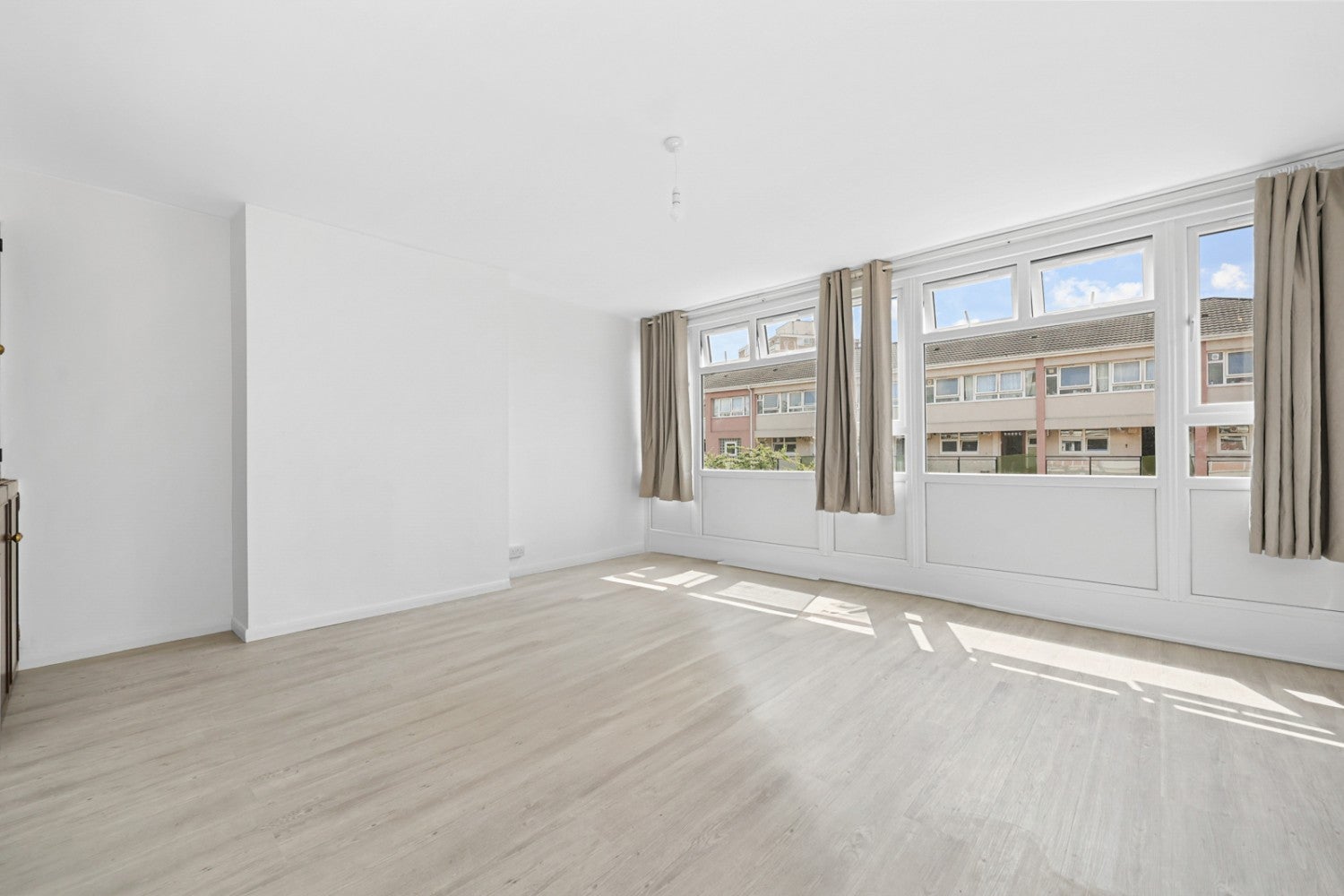 Flat Brabazon Street in Greater London