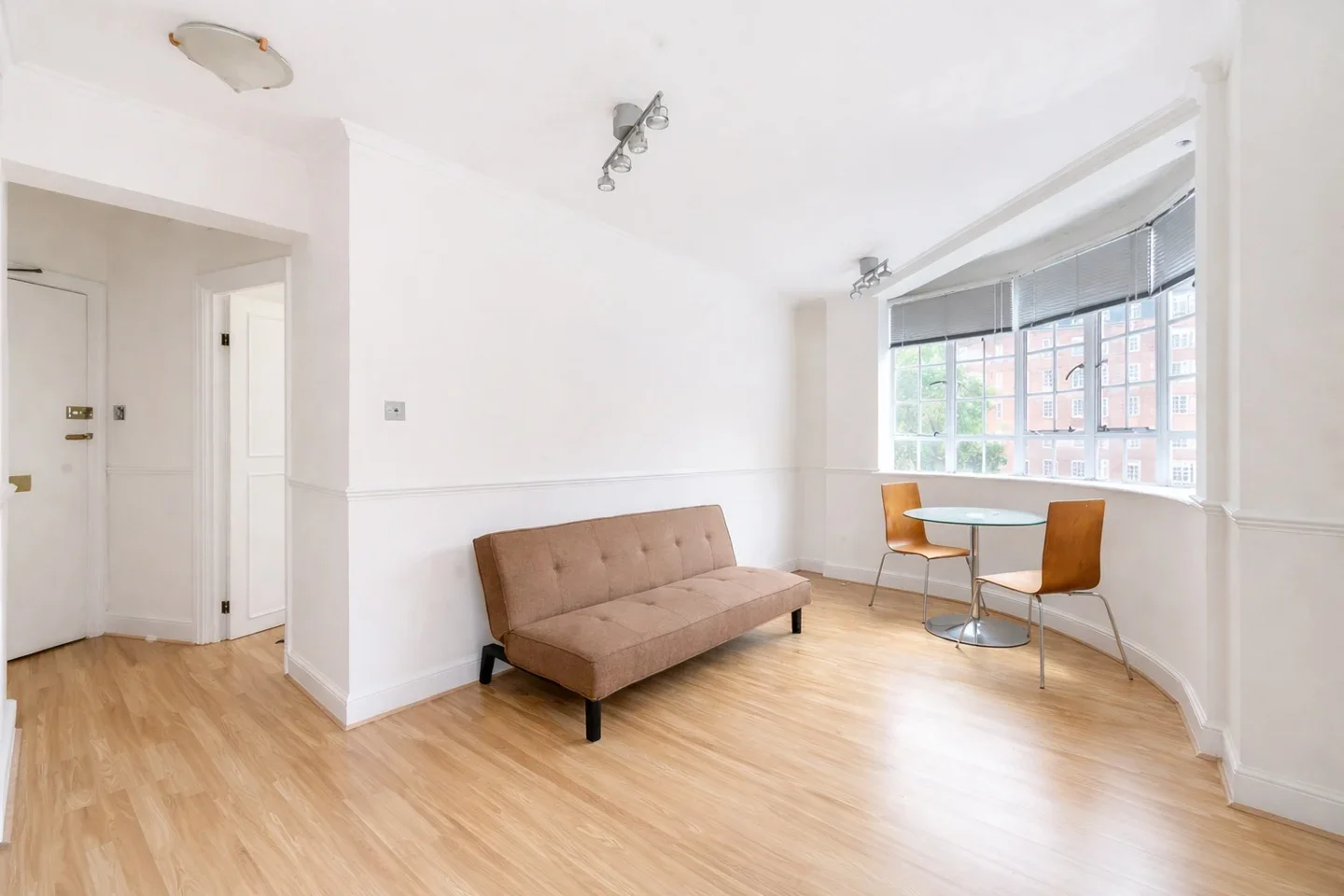 Flat Lucan Place in Greater London